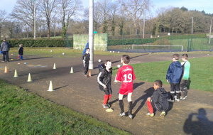 12 Janv : U7/U8 : suite à un arrêté municipal, le terrain étant interdit, les exercices se font sur la piste !